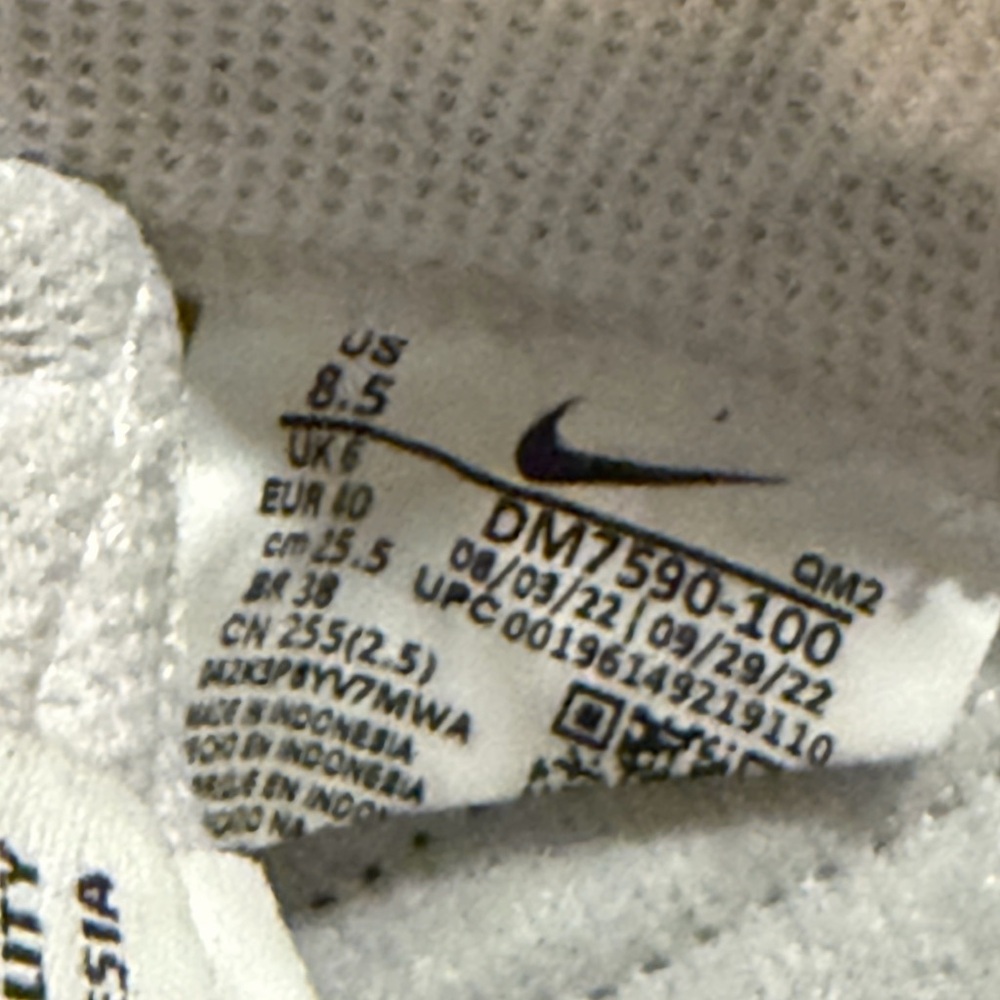 Nike White and Black Sneakers - Picture 7 of 7